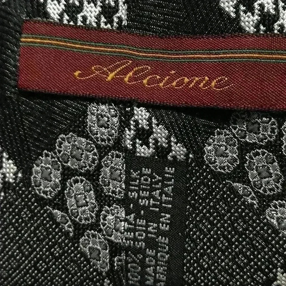 Alcione  100%silk tie Italian - Picture 7 of 7